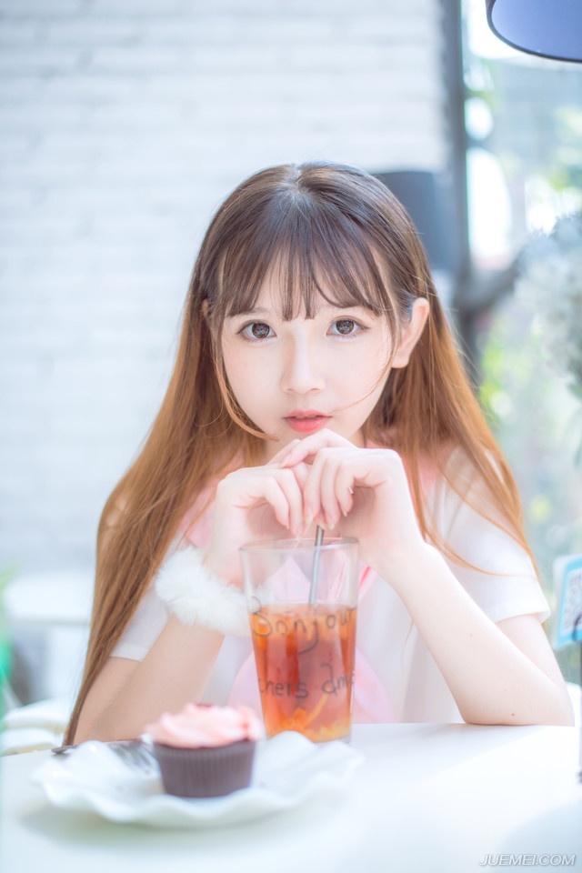 爱情如果不落到穿衣吃饭睡觉数钱这些实实在在的生活中去，是不会长久的。真正的爱情，就是不紧张，就是可以在他面前无所顾忌地打嗝放屁挖耳朵流鼻涕；真正爱你的人，就是那个你可以不洗脸不梳头不化妆见到的那个人。